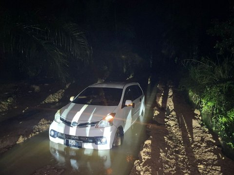 Condition of Road Where Family's Car Got Trapped in Mud, Terrifying Residents Pass By