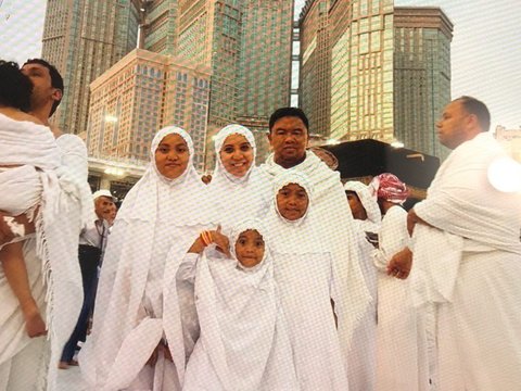 Bikin Iri, Keluarga Ini Bagikan Momen Umrah Bersama dari Tahun ke Tahun hingga Liburan ke Luar Negeri