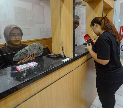 FOTO: Nilai Tukar Rupiah Terus Melemah, Kini Lampaui Rp16.100 per Dolar Amerika Serikat