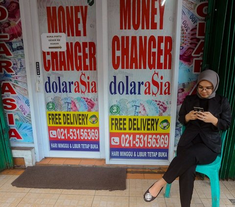 FOTO: Nilai Tukar Rupiah Terus Melemah, Kini Lampaui Rp16.100 per Dolar Amerika Serikat