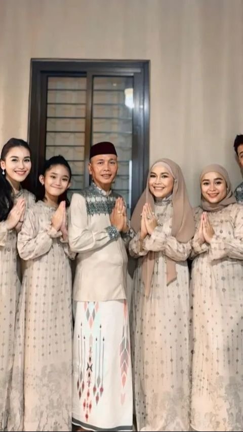 Momen lebaran juga menjadi ajang bagi umat muslim dan para artis untuk berkumpul bersama, seperti keluarga besar Ayu Ting Ting yang turut merayakan bersama.<br>
