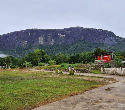 Menguak Fakta Gunung Kelam, Bongkahan Batu Monolit Terbesar di Dunia yang Ada di Kalbar