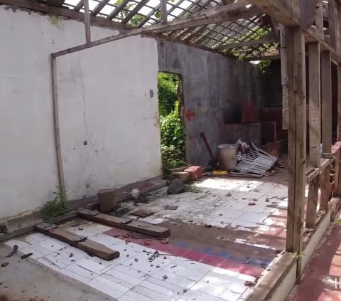 8 Portraits of an Empty House Claimed by a YouTuber Formerly Inhabited by the Actor of the Lupus Film, the Late Ryan Hidayat