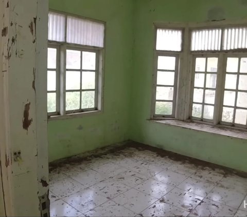 8 Portraits of an Empty House Claimed by a YouTuber Formerly Inhabited by the Actor of the Lupus Film, the Late Ryan Hidayat