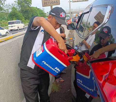 Motorist Pertamina Antarkan BBM ke Tol, Selamatkan Pengendara yang Mogok