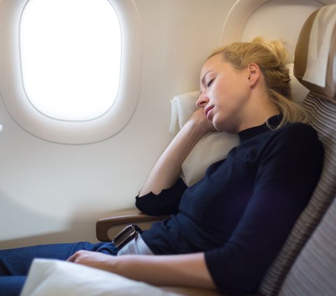 The Best Seat Positions for a Peaceful Sleep on an Airplane