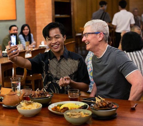 Tim Cook Sudah Sampai di Indonesia, Unggah Foto sedang Makan Sate Ayam