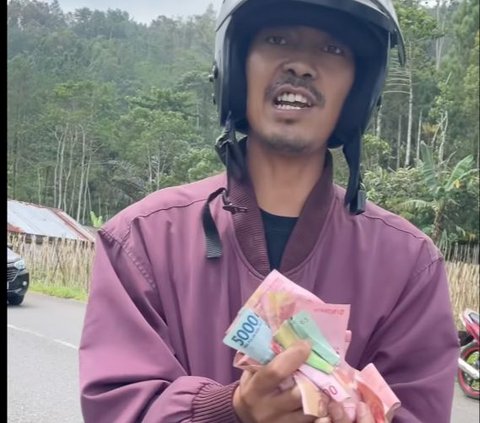 Lihat Uang Berhamburan di Jalan, Aksi Pria Cari Pemiliknya Ini Viral