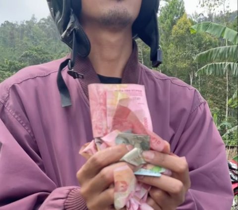 Lihat Uang Berhamburan di Jalan, Aksi Pria Cari Pemiliknya Ini Viral