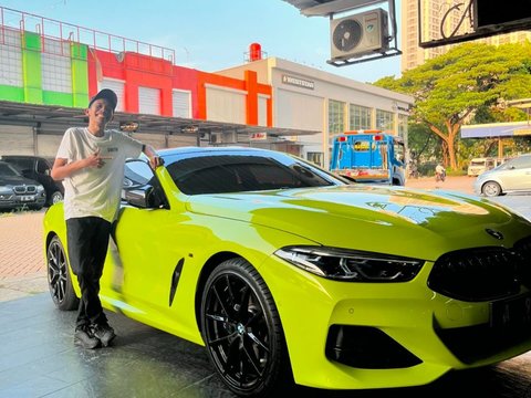 Jual Dua Mobil untuk Biaya Nyaleg, Dede Foto Selfie dengan Supercar 'Sholawatin Aja Dulu'