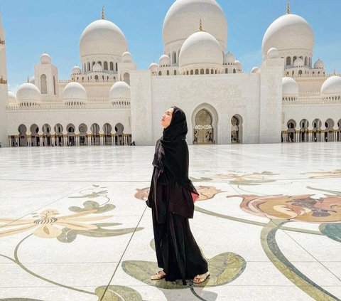 Potret Cantik Shandy Aulia Pakai Kerudung saat Liburan di Abu Dhabi, Netizen 'Mualafkah?'