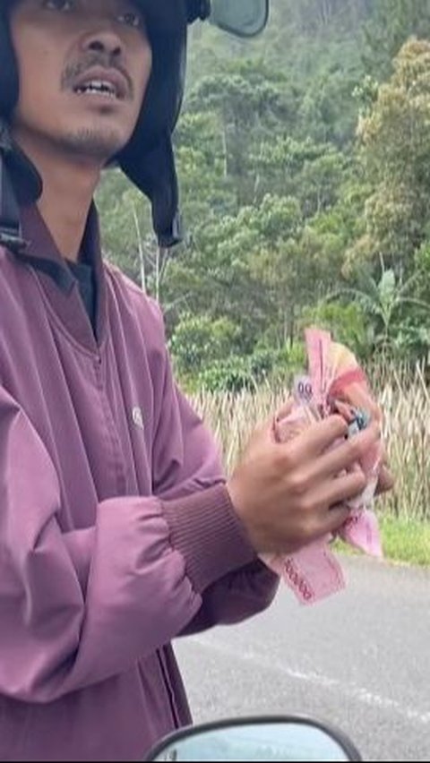 Lihat Uang Berhamburan di Jalan, Aksi Pria Cari Pemiliknya Ini Viral