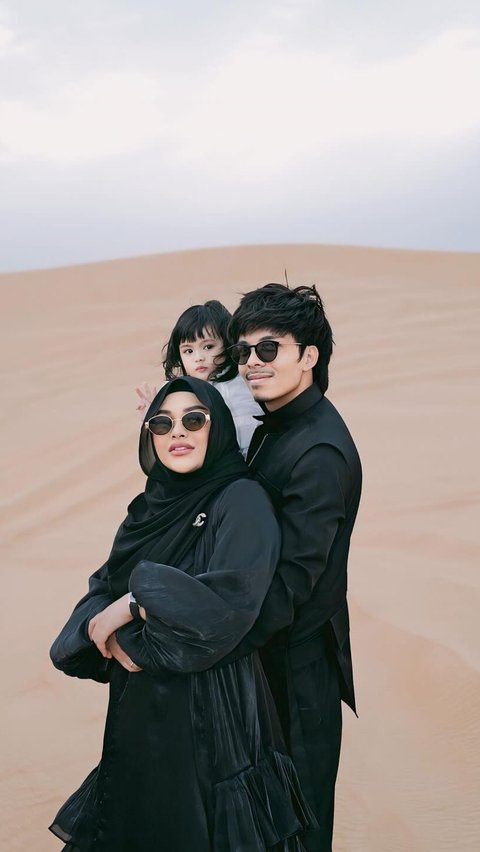 Bersama sang anak, Atta dan Aurel juga mengunjungi padang pasir tempat wisata terkenal di Dubai
