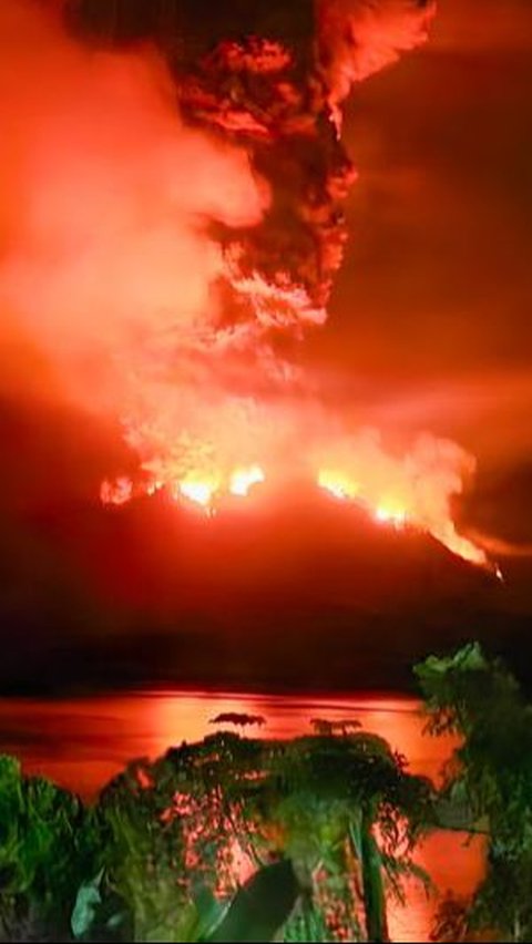 Gunung Ruang Tiga Kali Erupsi Eksplosif, Penduduk Dievakuasi dengan Perahu dan Kapal Feri