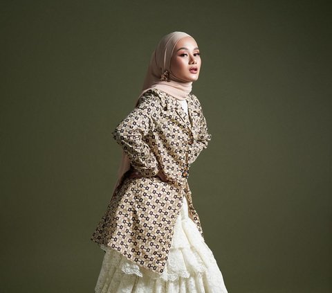 Elegant Style of Dinda Hauw, Combine Midi Blazer and Ruffle Dress