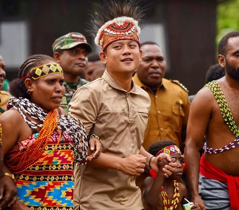 Because of Cows, Bobo Santoso Cries Uncontrollably When Meeting Papua Citizens