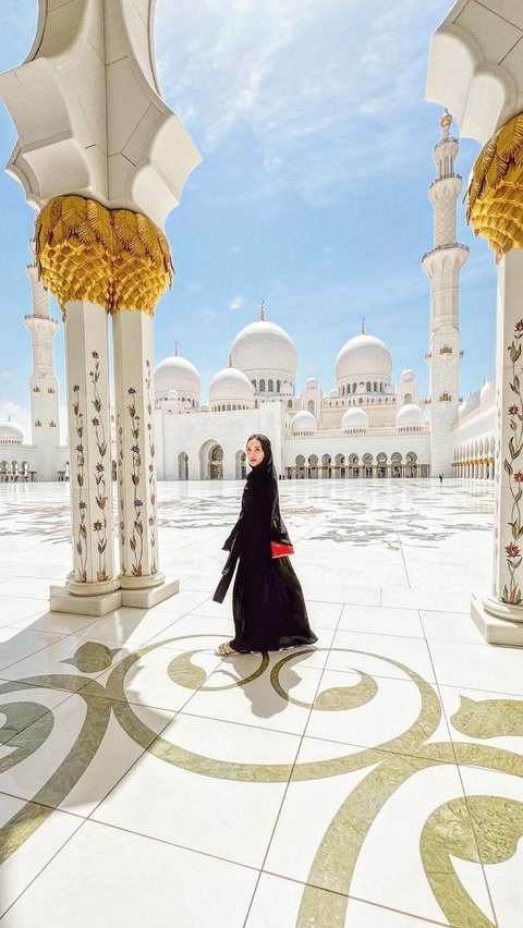8 Beautiful Portraits of Shandy Aulia Wearing Hijab in Abu Dhabi, Spontaneously saying Masha Allah upon seeing Sheikh Zayed Mosque.