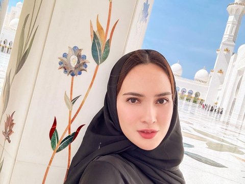 8 Beautiful Pictures of Shandy Aulia Wearing Hijab in Abu Dhabi, Spontaneously Saying Masha Allah Seeing Sheikh Zayed Mosque