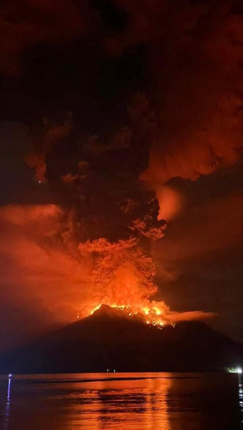 FOTO: Penampakan Erupsi Gunung Ruang Sulawesi Utara Setelah 22 Tahun Tertidur