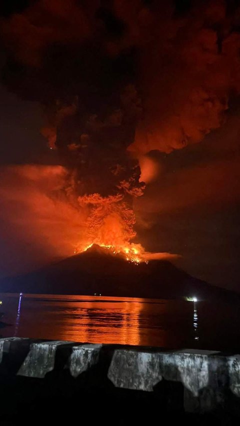 Gunung Raung yang berstatus Level III Siaga mengalami erupsi setelah tertidur selama 22 tahun. Foto: AFP/Handout/PVMBG