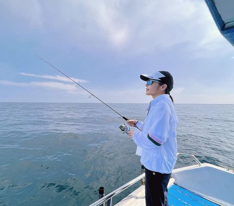 Prilly Latuconsina's Outfit Choices While Fishing, Still Stylish in the Middle of the Sea