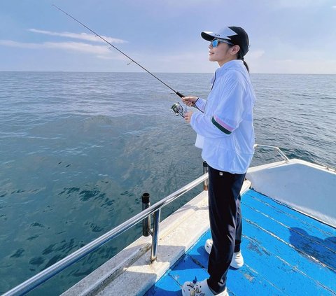 Prilly Latuconsina's Outfit Choices While Fishing, Still Stylish in the Middle of the Sea