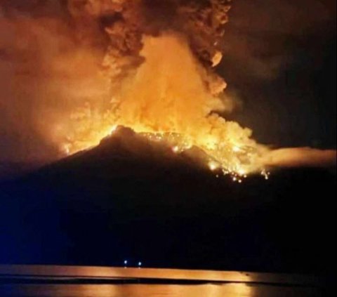 Gambar yang dirilis Pusat Vulkanologi dan Mitigasi Bencana Geologi (PVMBG), pada Rabu (17/4/2024), memperlihatkan pemandangan Gunung Ruang yang mengeluarkan lahar panas dan asap tebal  di Kabupaten Sitaro, Sulawesi Utara. AFP/Handout/PVMBG