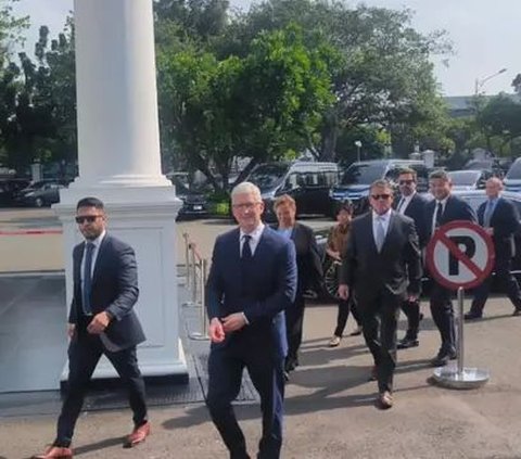 Apple CEO Tim Cook's Style When Meeting Jokowi at the Palace, Showed the Two-Finger Salute