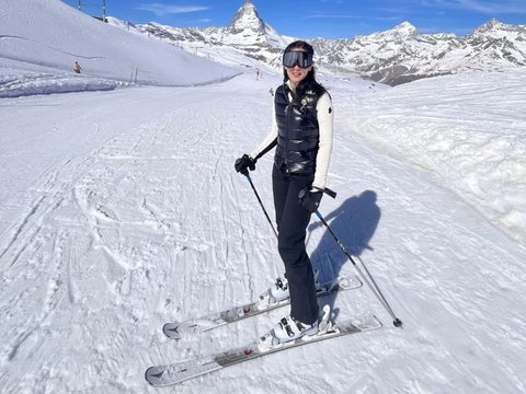 10 Potret Dian Sastro Liburan di Swiss Bersama Suami, Intip Aksinya Ternyata Jago Main Ski