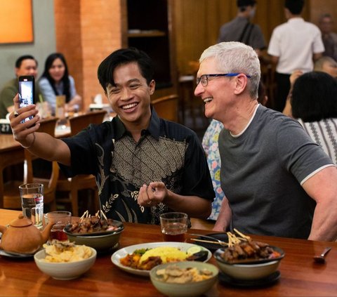Apple CEO Tim Cook's Style When Meeting Jokowi at the Palace, Showed the Two-Finger Salute