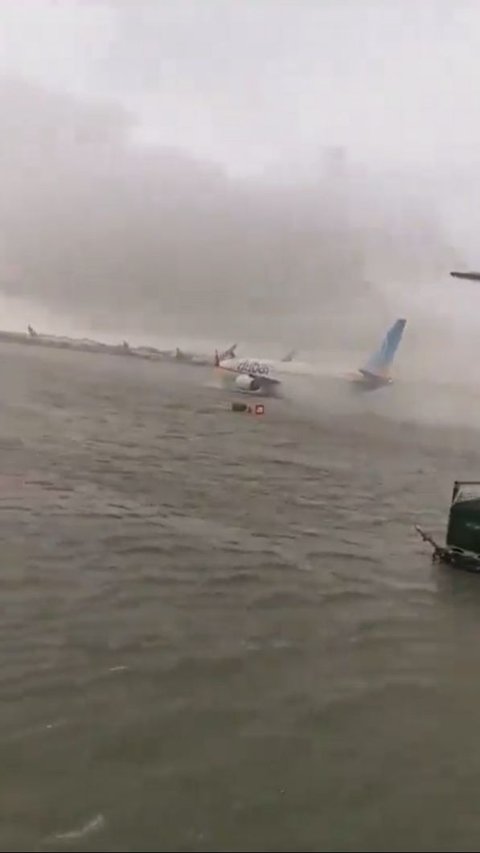 Dubai Flooded by Floods, Streets Turn into Rivers and Airport Runway Submerged