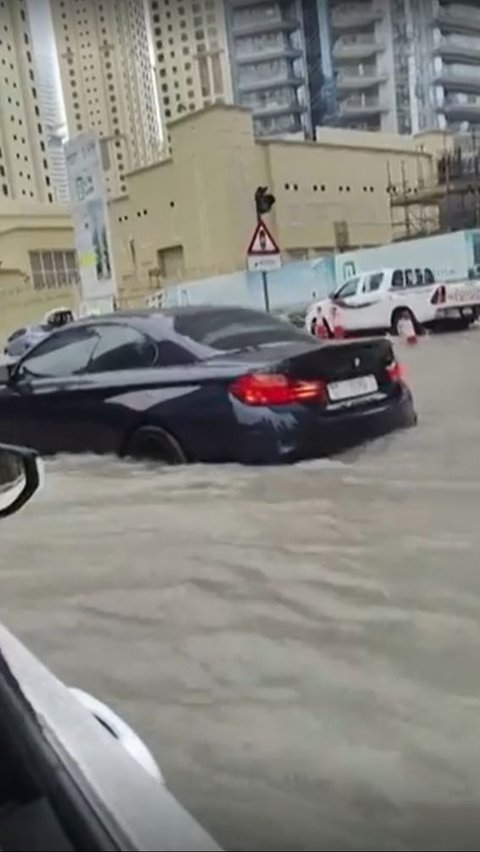 Dubai Flooded by Floods, Streets Turn into Rivers and Airport Runway Submerged