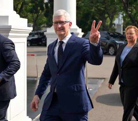 CEO Apple, Tim Cook mengacungkan dua jarinya saat tiba untuk bertemu dengan Presiden Joko Widodo atau Jokowi di Istana Negara, Jakarta, Rabu (17/4/2024). Kedatangan Tim Cook menemui Presiden Jokowi bertujuan untuk membahas investasi. Foto: Bay Ismoyo/AFP