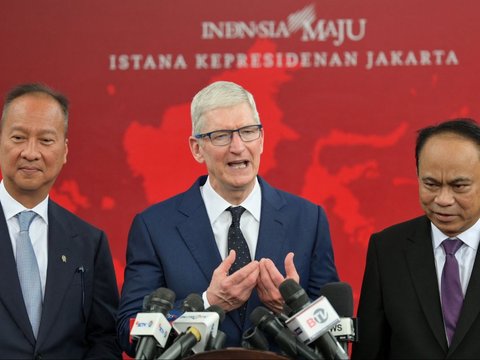 Pertemuan Jokowi dan Tim Cook tersebut turut didampingi oleh Menkominfo Budi Arie Setiadi dan Menteri Perindustrian Agus Gumiwang.