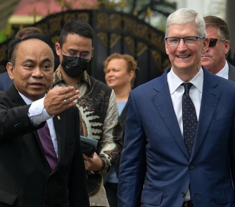 FOTO: Gaya CEO Apple Tim Cook Bertemu Jokowi, Tampil Rapi hingga Acungkan 2 Jari