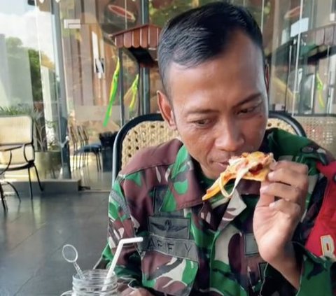 ⁠Muka Babinsa Ini Pucat Saat Makan Pizza, 'Enggak Ndan, Biar Saya Sikap Tobat Saja'