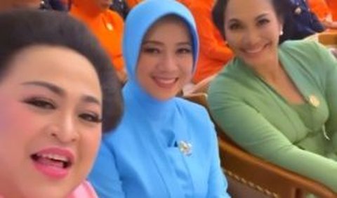 Ketiga istri cantik jenderal TNI-Polri itu tampak kompak mengenakan seragam organisasi masing-masing.