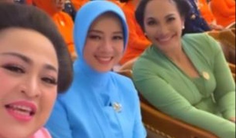 Kemudian Fera sebagai istri prajurit Angkatan laut juga terlihat mengenakan seragam Jalasenastri berwarna biru.