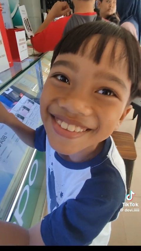 Momen Anak Kecil Senang karena Bisa Beli HP Pakai Uang Tabungannya Sendiri Ini Viral, Curi Perhatian<br>