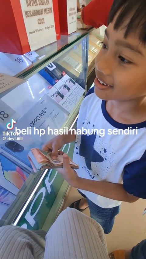 Momen Anak Kecil Senang karena Bisa Beli HP Pakai Uang Tabungannya Sendiri Ini Viral, Curi Perhatian