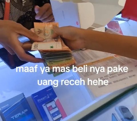 Membeli HP dengan uang tabungan, tak heran jika uang yang dipakai membeli terdiri dari berbagai pecahan mulai dari Rp5 ribuan sampai nominal lain yang cukup besar. Anak laki-laki ini pun memberikan uang tersebut pada karyawan toko HP saat ia sudah tahu HP apa yang akan dibelinya.