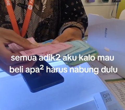 Momen Anak Kecil Senang karena Bisa Beli HP Pakai Uang Tabungannya Sendiri Ini Viral, Curi Perhatian