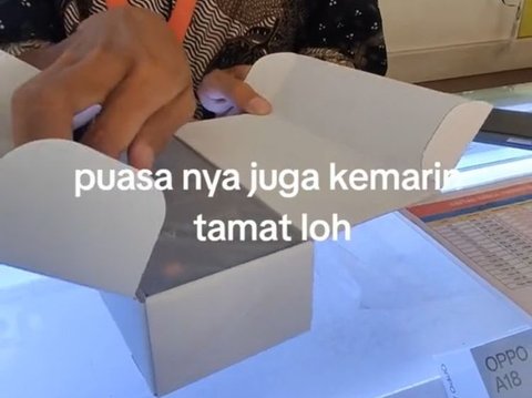 Momen Anak Kecil Senang karena Bisa Beli HP Pakai Uang Tabungannya Sendiri Ini Viral, Curi Perhatian