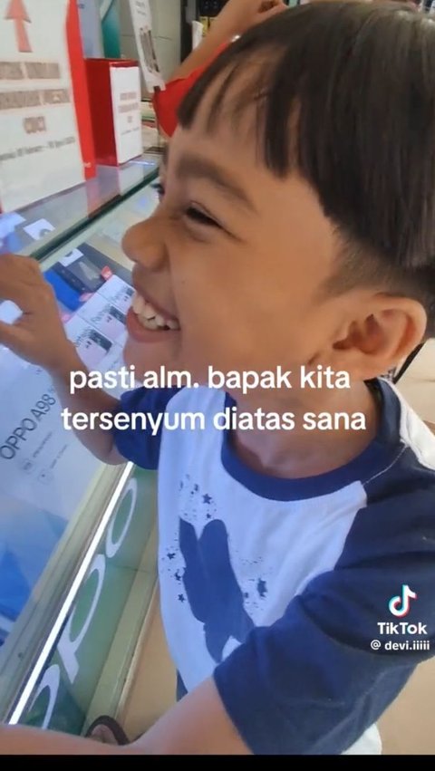 Momen Anak Kecil Senang karena Bisa Beli HP Pakai Uang Tabungannya Sendiri Ini Viral, Curi Perhatian