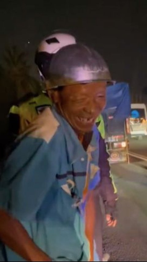 Truk Bau Terasi Dibantu Polisi saat Pecah Ban di Jalan, Sopir Bukan Bawa Masker Malah pakai Helm<br>