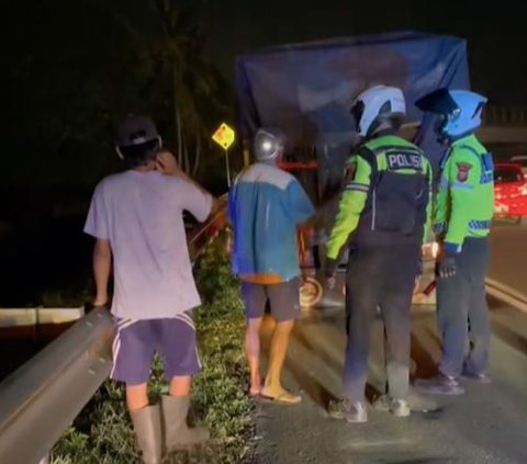 Truk Bau Terasi Dibantu Polisi saat Pecah Ban di Jalan, Sopir Bukan Bawa Masker Malah pakai Helm