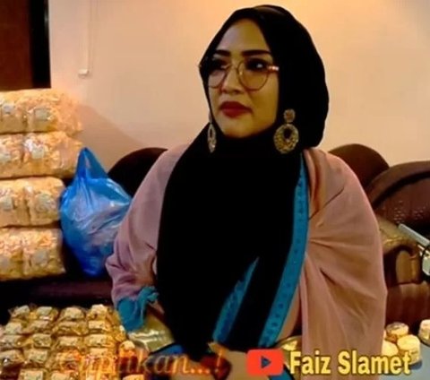 Portrait of Risma, a domestic worker from Madura, taxed Rp360 million when bringing 3 kg of gold souvenirs
