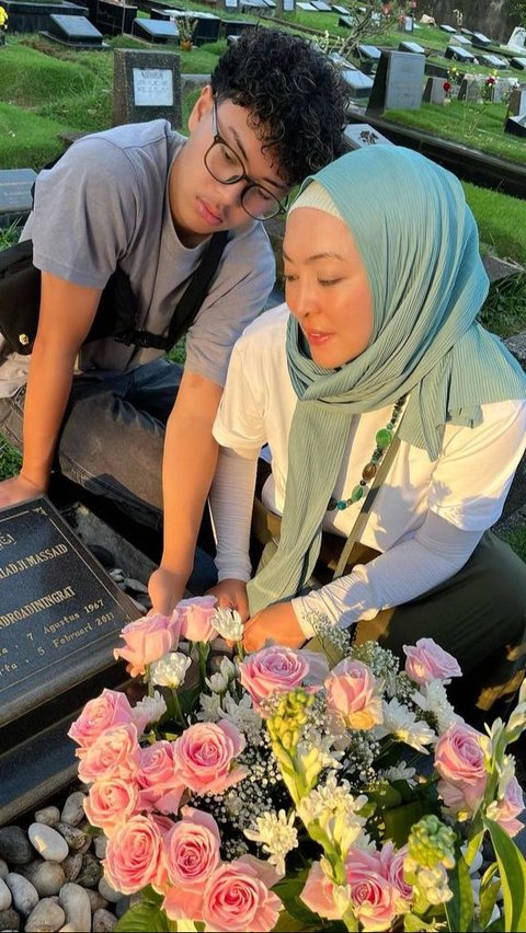 Ungkap Sang Anak Mirip Banget Dengan Mendiang Suami, Ini 8 Momen Angelina Sondakh dan Keanu Saat Ziarah ke Makam Adjie Massaid