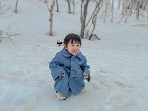 10 Gaya Moana Anak Ria Ricis Jalan-jalan di Jepang, Pose di Depan Kamera Gemesin Banget!