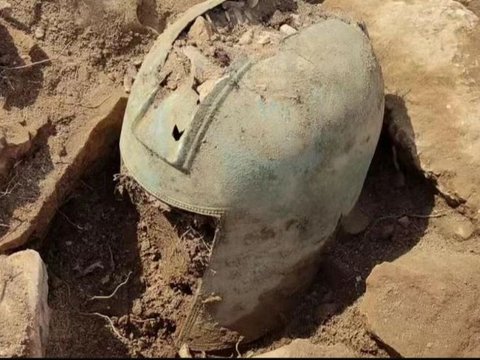 Gali Makam Kuno, Arkeolog Temukan Helm Yunani Berusia 2.500 Tahun